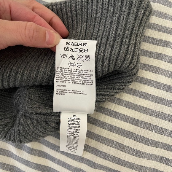 The North Face Logo Box Cuffed Beanie - Picture 4 of 9